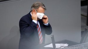 Njemački parlamentarac pokušava staviti masku