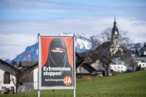 Plakat koji poziva Švicarce da glasasaju za zabranu nikaba