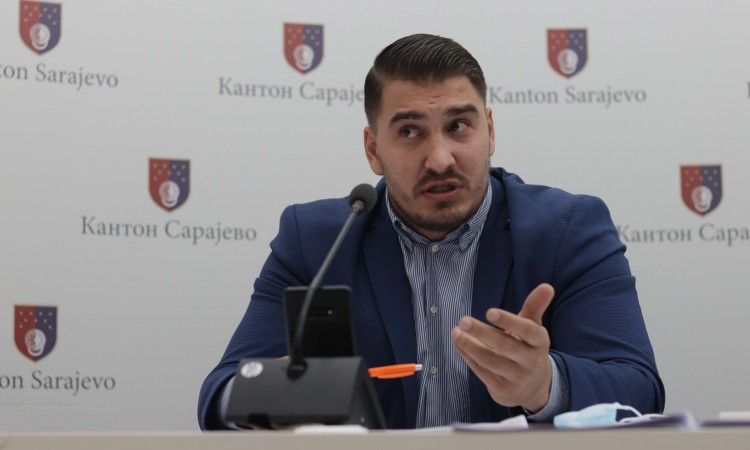 SDA-ov Haris Zahiragić izvrijeđao je Mirsada Čamdžića rekavši mu lažeš, pseto balijsko. Nakon brojnih kritika, Zahiragić se danas izvinio.