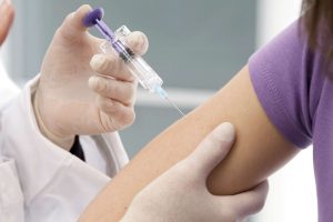 nuspojava na popisu ljekar daje vakcinu pacijentu