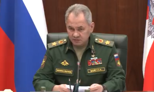 Šojgu razgovarao s američkim ministrom odbrane sergej Šojgu u uniformi sjedi pored ruske zastave