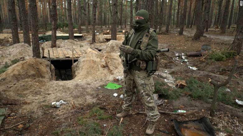 Napušteni ruski vojni kamp u šumi u blizini Kijeva otkriva sve strahote invazije. Ovo su priče mještana