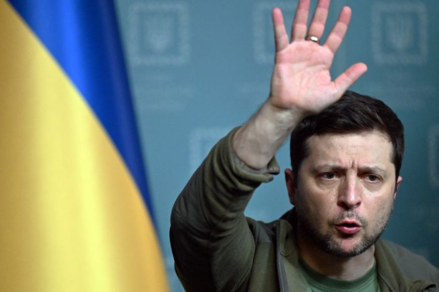 spasio glavu volodimir zelenskij drži podignutu ruku ukrajinska zastava
