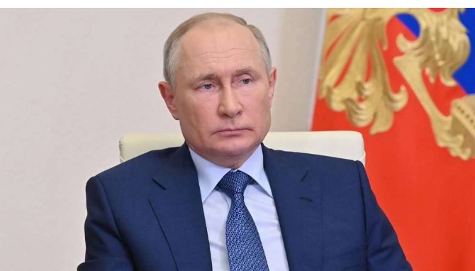 Ljudima je dosta Vladimir putin ruski predsjednik sjedi