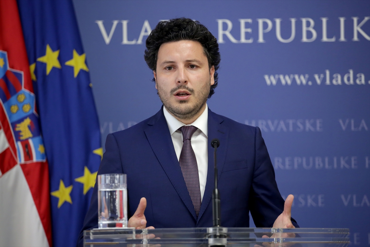 odlazak ministra dritan abazović stoji za govornicom