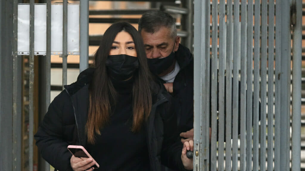 Alisa Mutap i njen otac Zijad nakon jednog suđenja u slučaju 'Dženan Memić'