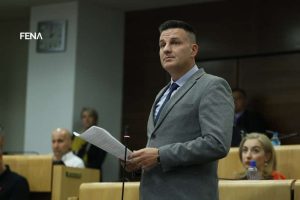 odluka CIK-a aner žuljević stoji drži papire u parlamentu
