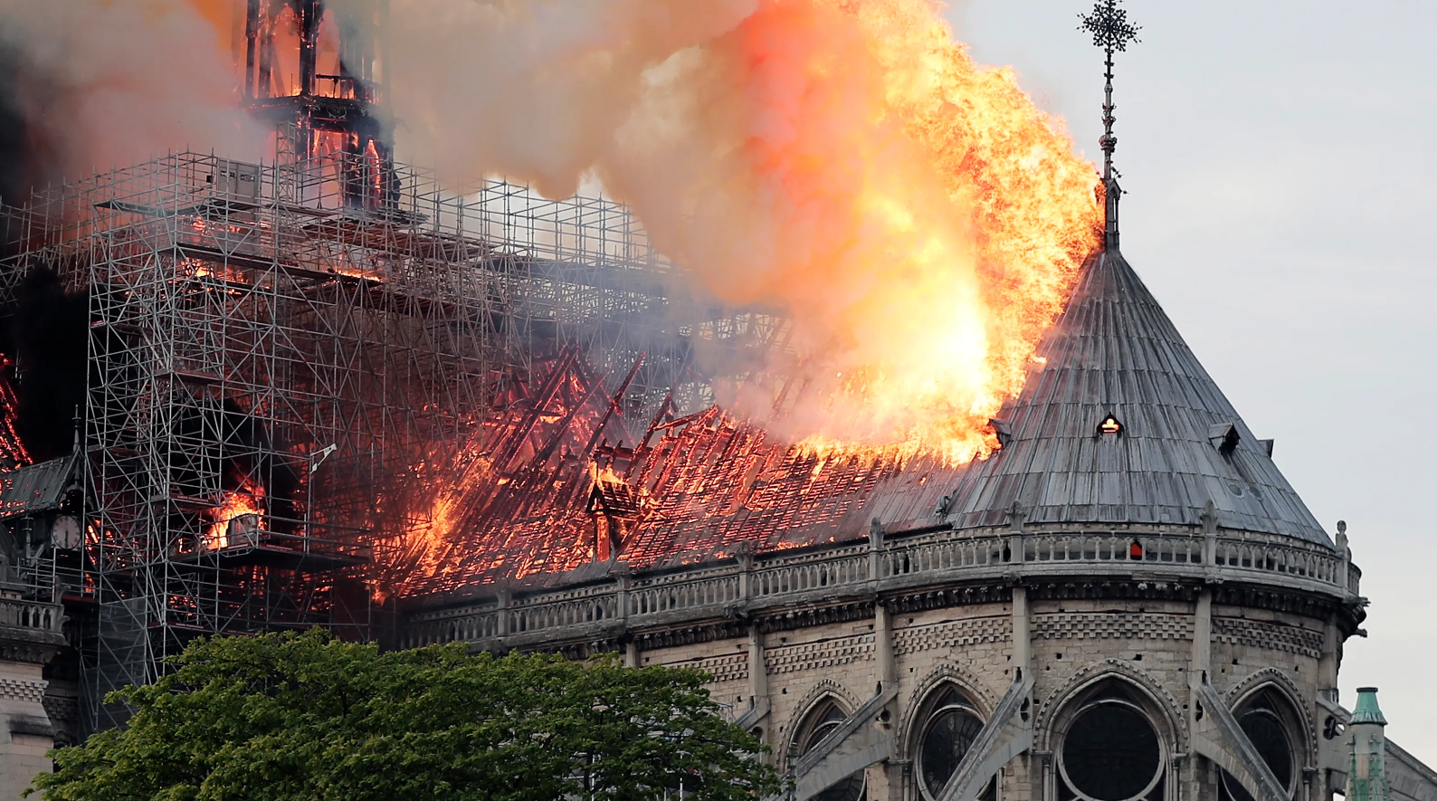 „Ljepša nego ikad!" to je Macron obećao u noći požara s 15. na 16. aprila 2019., kako bi smirio naciju nakon požara u katedrali Notre-Dame