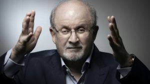 Rushdie nakon napada salman rusdie podignutih ruku portret