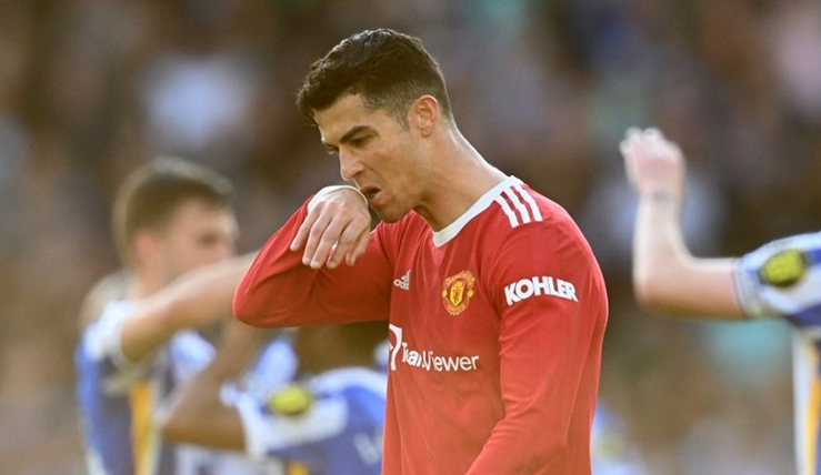 Ronaldo doživio najteži mogući udarac ronaldo na stadionu drži ruku na ustima
