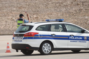 nađeno mrtvo novorođenče policajac pord policijskog auta hrvatska