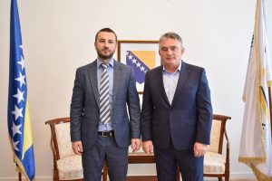 Efendić na sastanku s Komšićem i Hodžom predsjednik SBiH Semir Efendić i predsjednik DF-a Željko Komšić stoje bijela podloga zastava grb