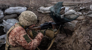 ofanzivu ukrajniski vojnik u rovu