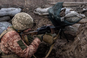 ofanzivu ukrajniski vojnik u rovu