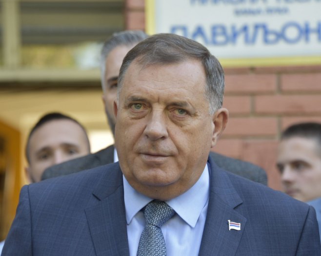 Dodik najavio miting Milorad Dodik govori ispred zgrade
