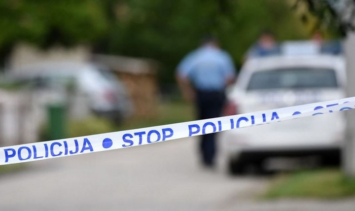 u Livanjskom kantonu dvije starije osobe počinile samoubistvo u prvom planu policijska traka na kojoj piše stop policija iza dva policijska auta i policajac u uniformi dnevna fotografija