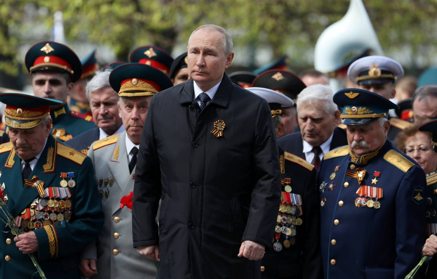 Bivši ruski diplomata vladimir putin okružen oficirima ruske vojske u uniformama