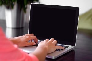 meta malware napada žena tipka na laptopu