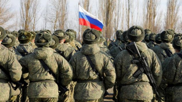 Divlji zapad ruski vojnici okrenuti s leđa ruska zastava