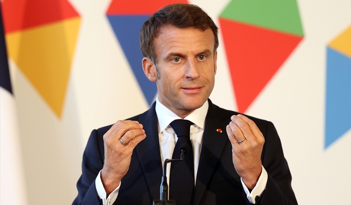 Francuski predsjednik Emmanuel Macron potpisao je kontroverzni prijedlog zakona o reformi penzijskog sistema, objavljeno je u subotu
