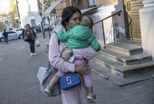 Kijev se priprema žena nosi bebu na ulicama kijeva