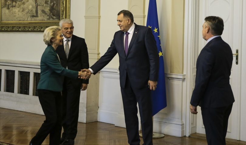 Dodik nakon sastanka Milorad Dodik i Ursula Von der Leyen se rukuju u Predsjedništvu BiH na slici i Željko Komšić i Šefik Džaferović