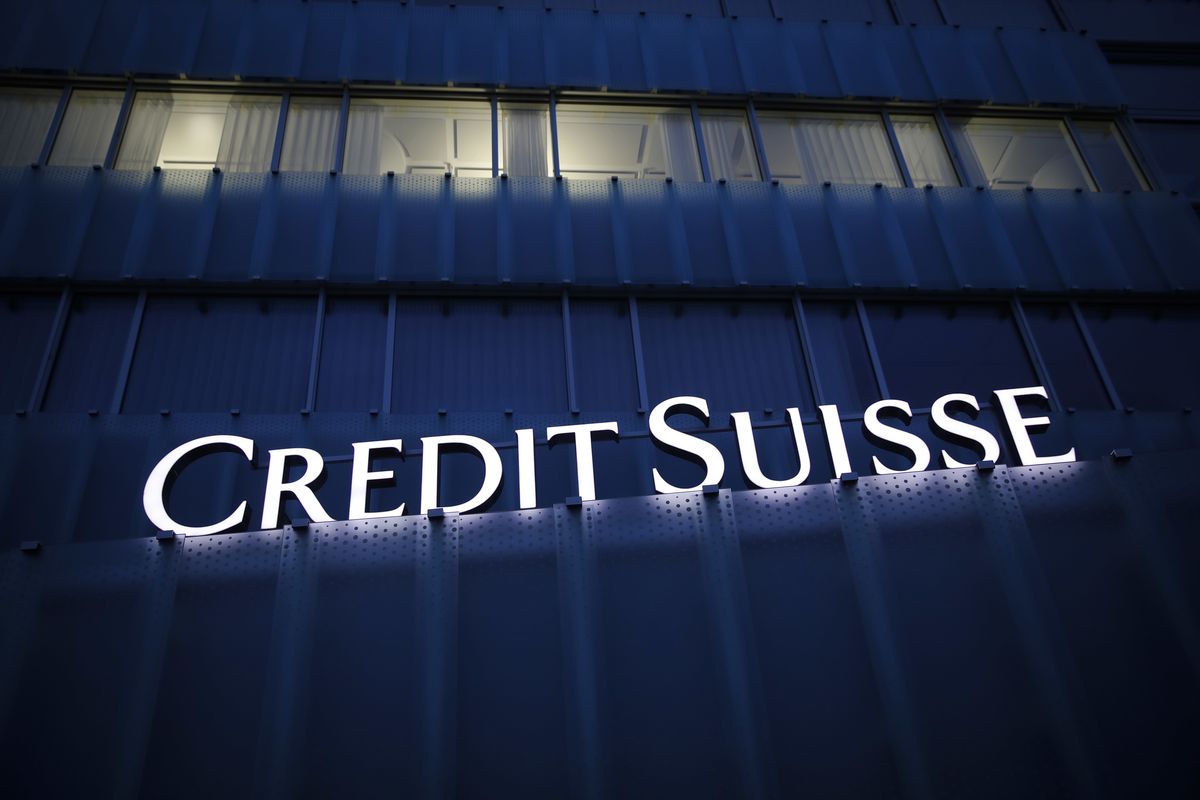Credit Suisse logo banke noć