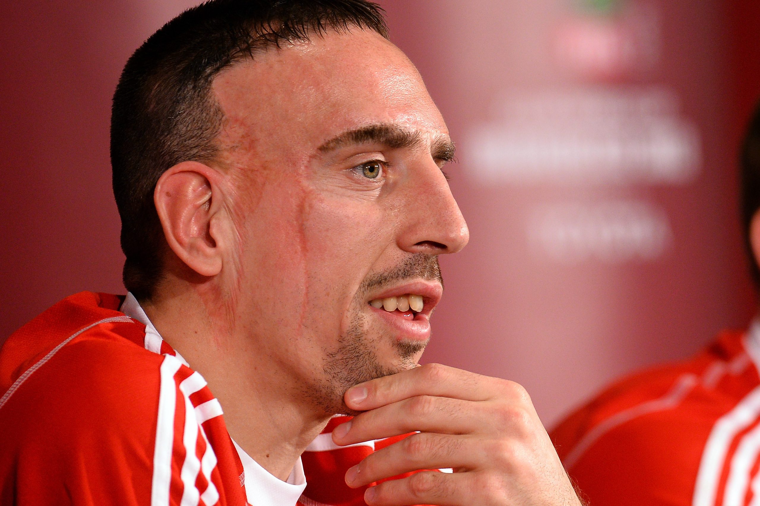 Franck Ribery sjedi u crvenom dresu