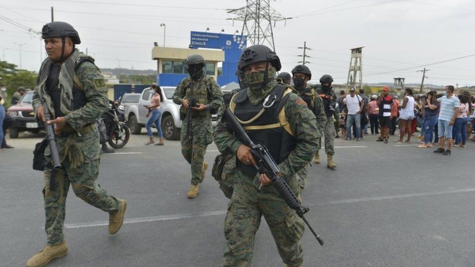 Prijestolnica kriminala policija u Guayaquilu nosi puške