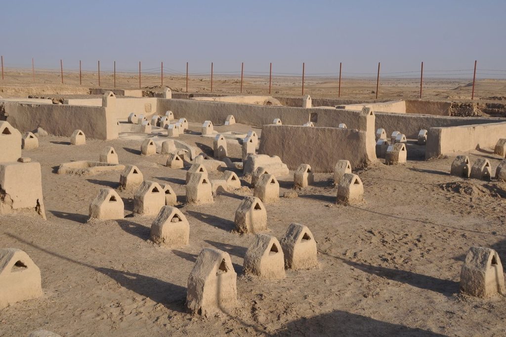 'spaljene civilizacije' u Iranu arheološko nalazište sa ostacima naselja drevne civilizacije izgleda kao vrh kuća ali umanje ima ih dvadesetak na jednoj ravnici plavo nebo