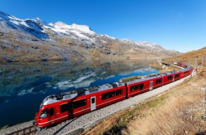 najduži putnički voz crveni voz prolazi kroz planinu