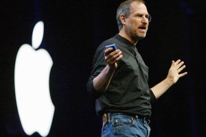 zašto se Apple zove Apple Steve jobs ispred loga applea