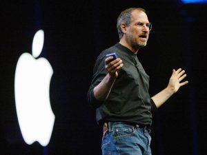 zašto se Apple zove Apple Steve jobs ispred loga applea