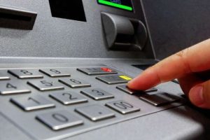 europol upozorava osoba podiže novac s bankomata tipkovnica