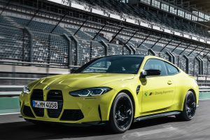 BMW M zadržava ručni mjenjač Žuti BMW na auto stazi