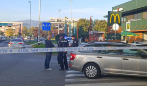 Dojava o 22 bombe u Zagrebu policajci stoje iza policijske trake ispred McDonaldsa u Zagrebu