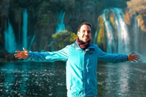 najbolji turistički film na svijetu Robert Dacešin stoji raširenih ruku ispred vodopada