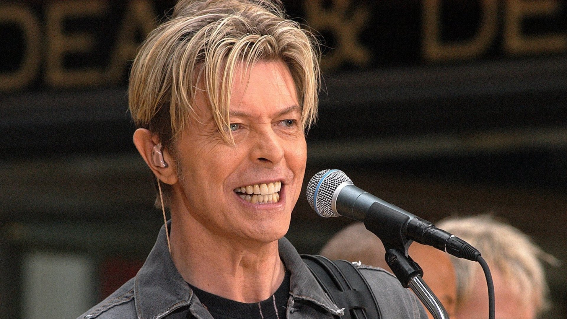 Razvoj interneta Dawid Bowie pjeva za mikrofonom