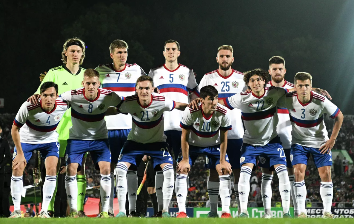 Oglasio se Fudbalski savez Rusije o utakmici sa BiH 11 igrača Rusije poredani u dva reda na pet sagetih šest iza njih na terenu noćna fotografija