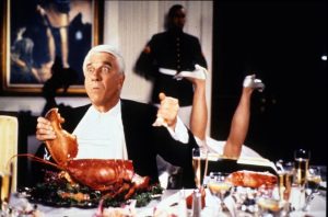 Legendari film Goli pištolj: Scena sa Lesliejem Nielsenom za stolom sa tanjirom na kojem je jastog