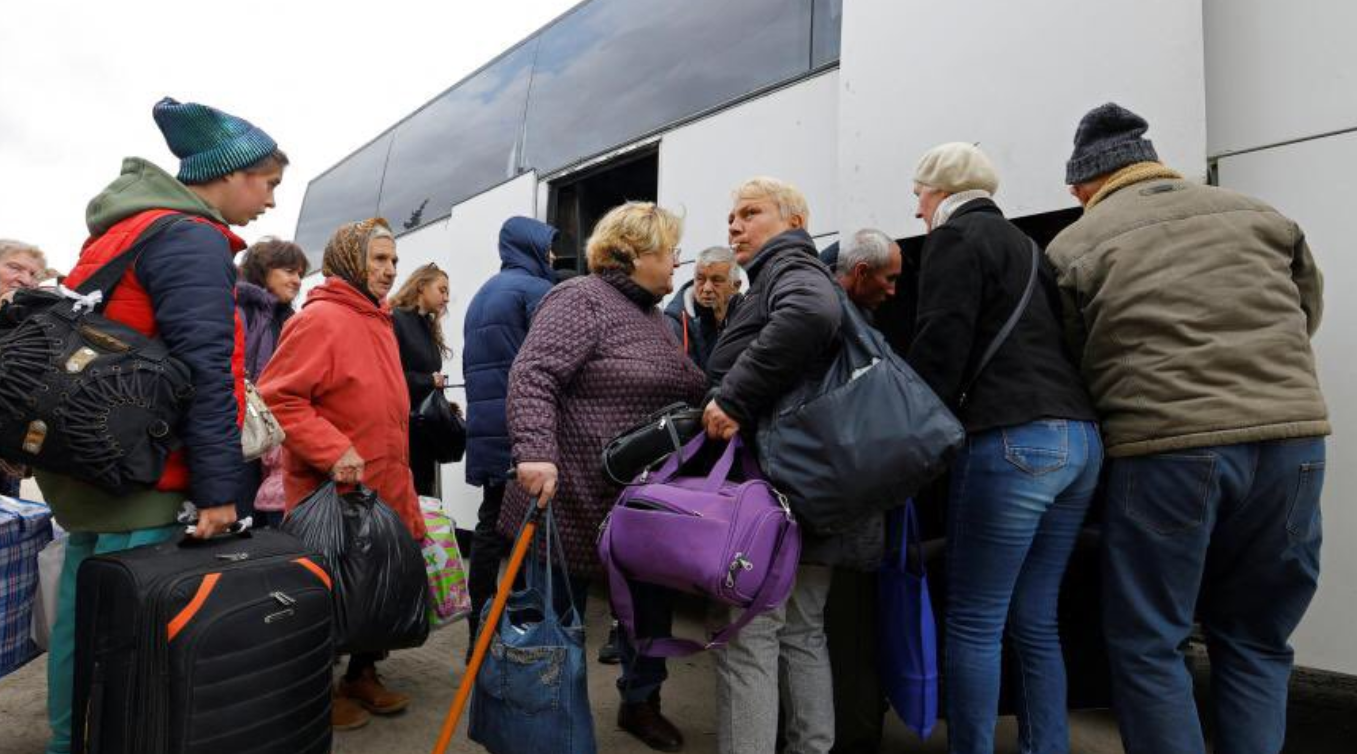 Panika među Rusima u Hersonu ruski civili odlaze uz Hersona ulaze u bijeli autobus