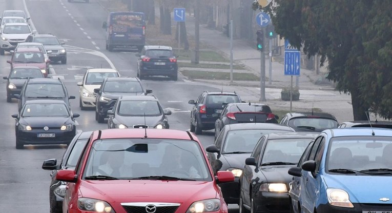 promjena na cestama u Hrvatskoj na ulici automobili u tri trake sa upaljenim svjetlima