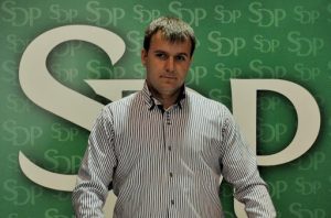Ko je Husein Memić stoji ispred znaka SDP-a na zelenoj podlozi