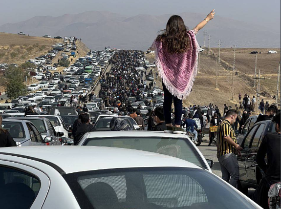 Mashe Amini marš u čast mashe amini djevojka stoji na automobilu ispred hiljada ljudi
