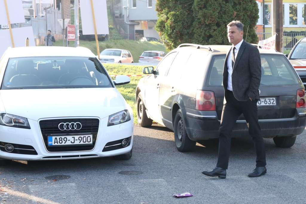 Ročište Respiratori Federalni premijer Fadil Novalić hoda pored dva automobila ispred Suda BiH