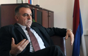 Smijenjen glavni tužilac RS Mahmut Švraka sjedi na fotelji pored zastave rs