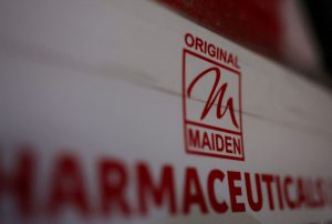 Maiden Pharmaceuticals Limited crveni natpis na bijeloj podlozi sirupom protiv kašlja