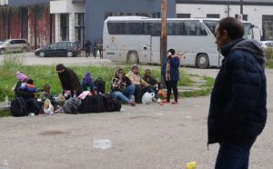 priliv migranata migranti sjede pored ulica pored bijelog autobusa