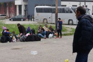 priliv migranata migranti sjede pored ulica pored bijelog autobusa