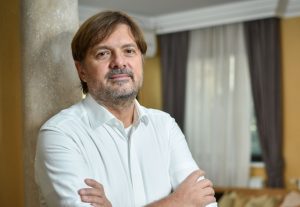 Milan Popović dobio dijete milan popović u bijeloj košulji stoji